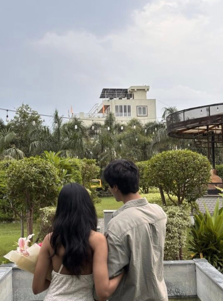 Trợ Lý Của Chồng Chặn Tôi Ngoài Cửa